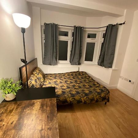 4 Wharncliffe Drive 호텔 Hanwell 외부 사진