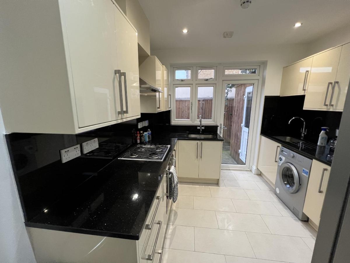 4 Wharncliffe Drive 호텔 Hanwell 외부 사진