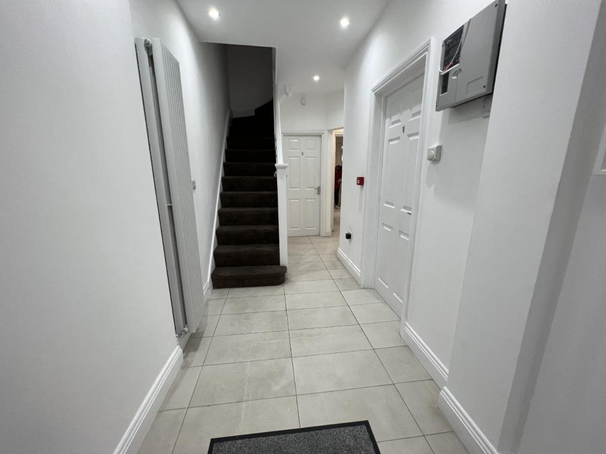 4 Wharncliffe Drive 호텔 Hanwell 외부 사진