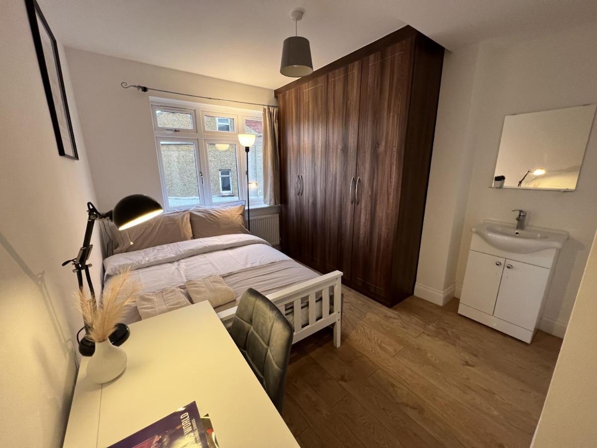4 Wharncliffe Drive 호텔 Hanwell 외부 사진