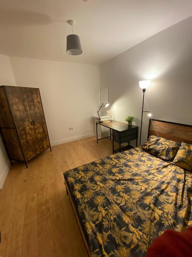 4 Wharncliffe Drive 호텔 Hanwell 외부 사진