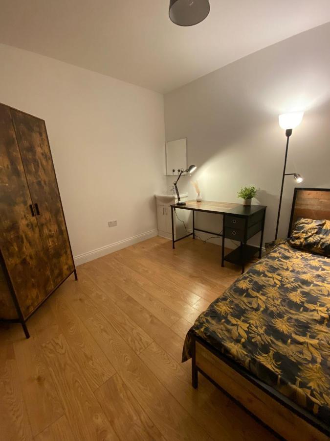 4 Wharncliffe Drive 호텔 Hanwell 외부 사진